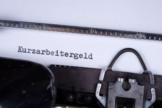 Foto: Schreibmaschine mit Aufschrift Kurzarbeitergeld