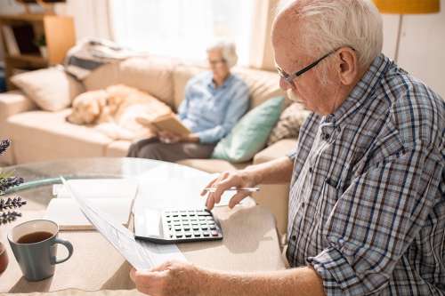 Foto: Rentner tippt auf Taschenrechner