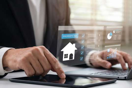 Foto: Mann arbeitet auf Tablet